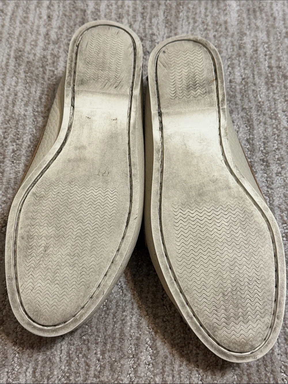 Dooney & Bourke Two-Tone Leather Men's Boat Shoes in Cream and Brown. Size 9